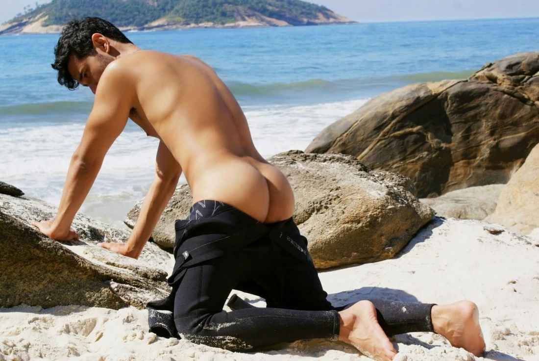 Парни голышом на берегу