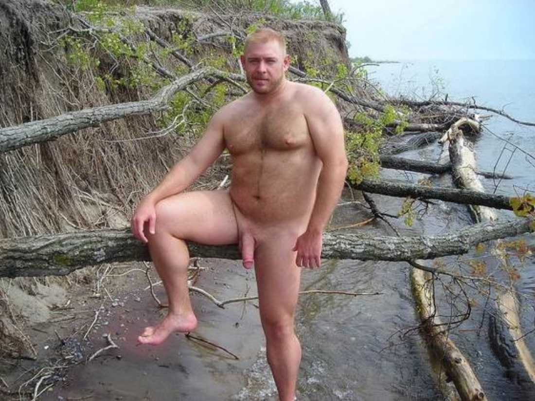 Мускулистый голый тарзан