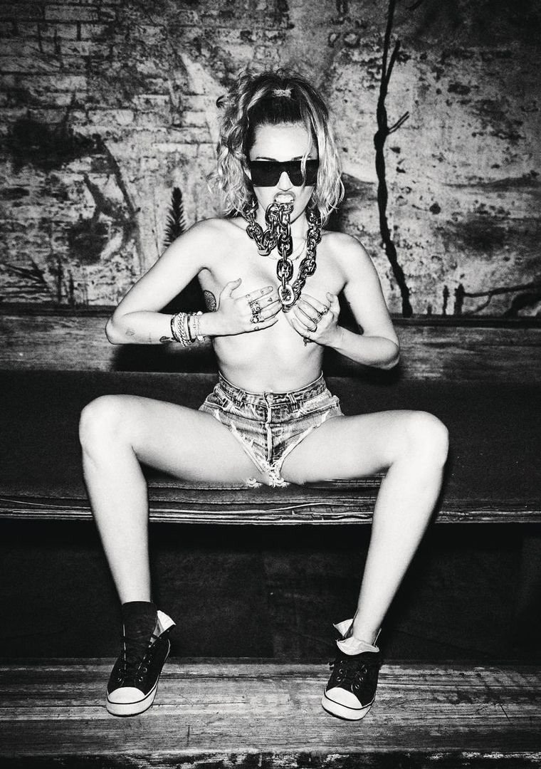 Майли Сайрус фотосессия ню