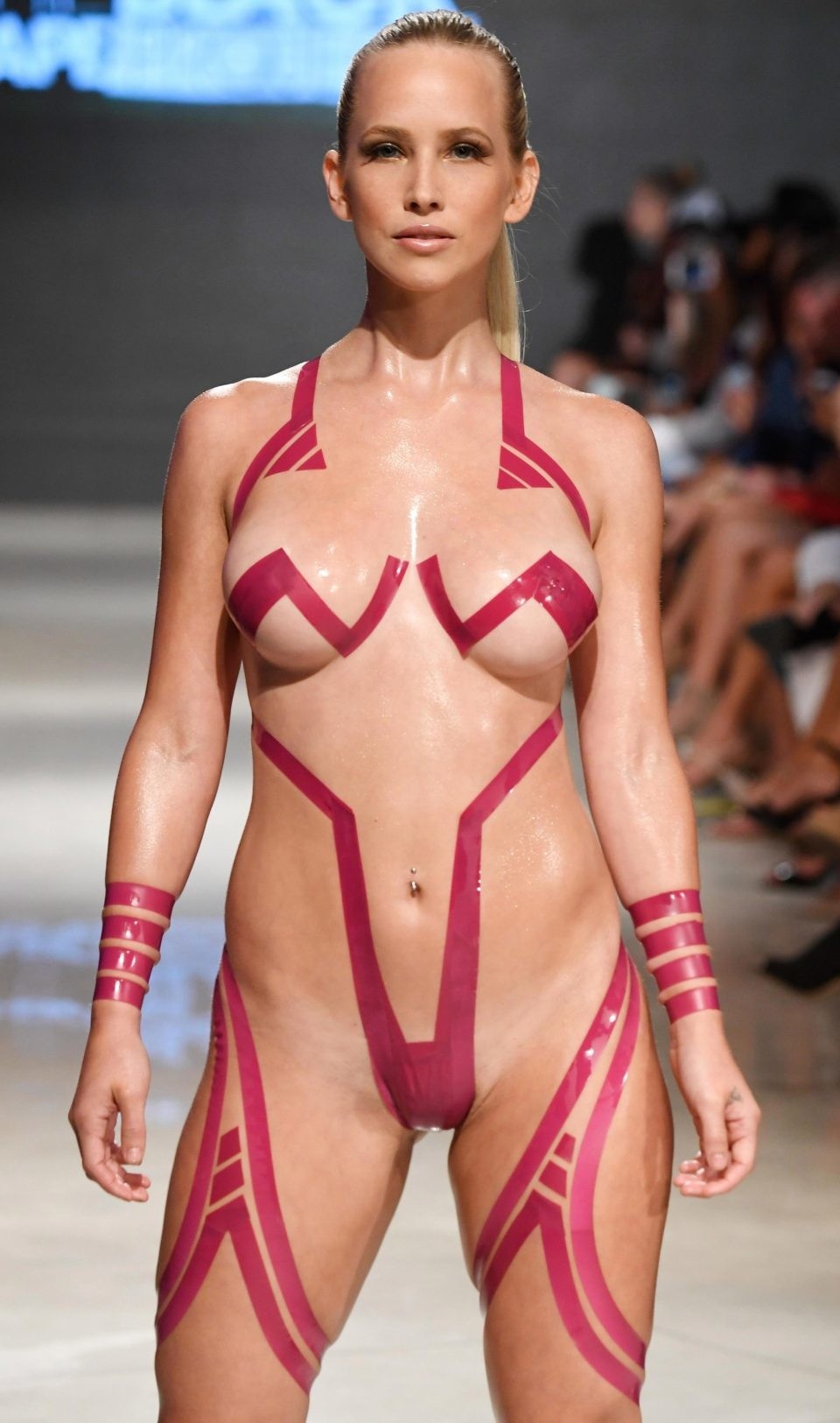 Алисия Димарко в микро бикини