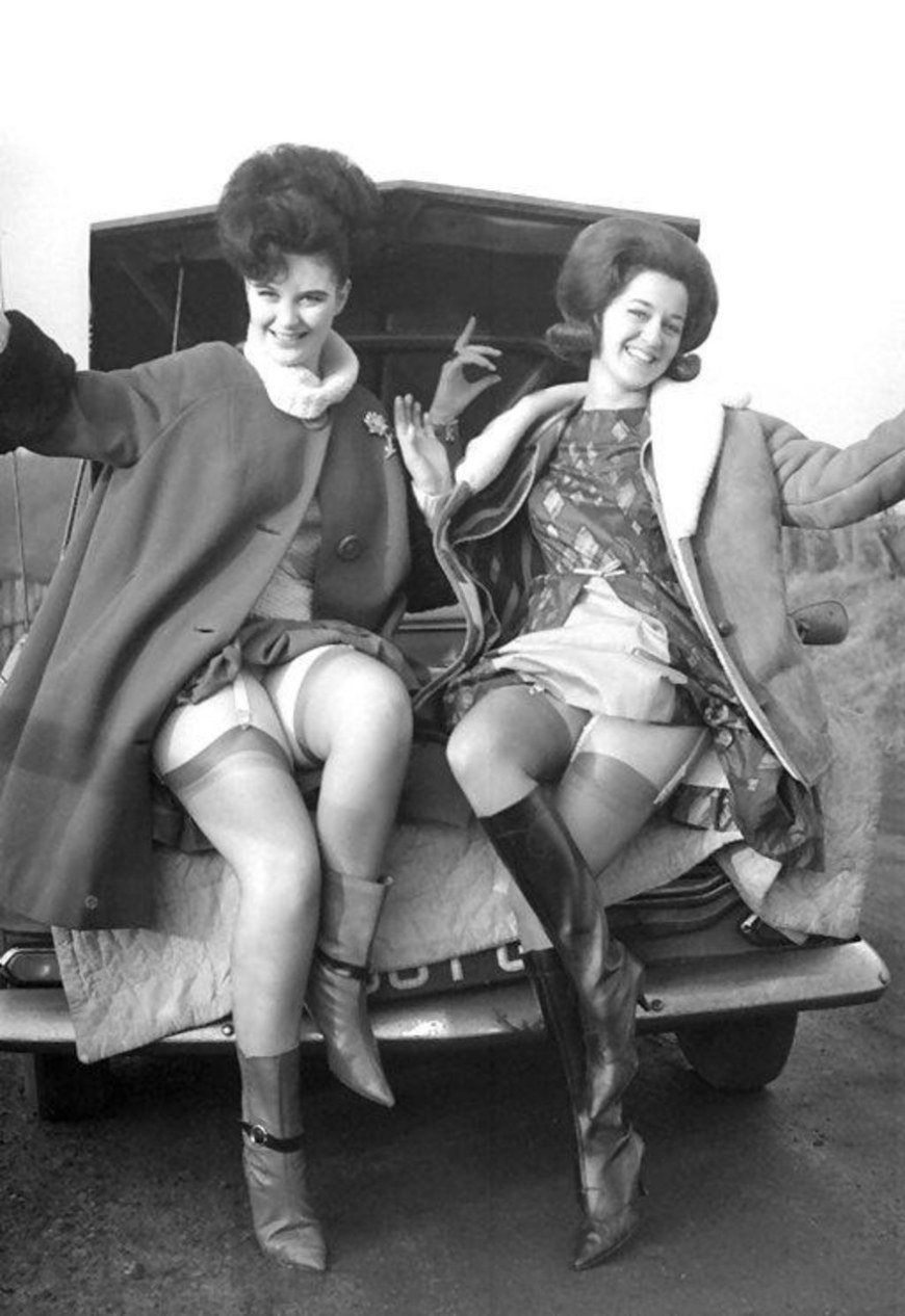 Советские женщины в чулках без трусов