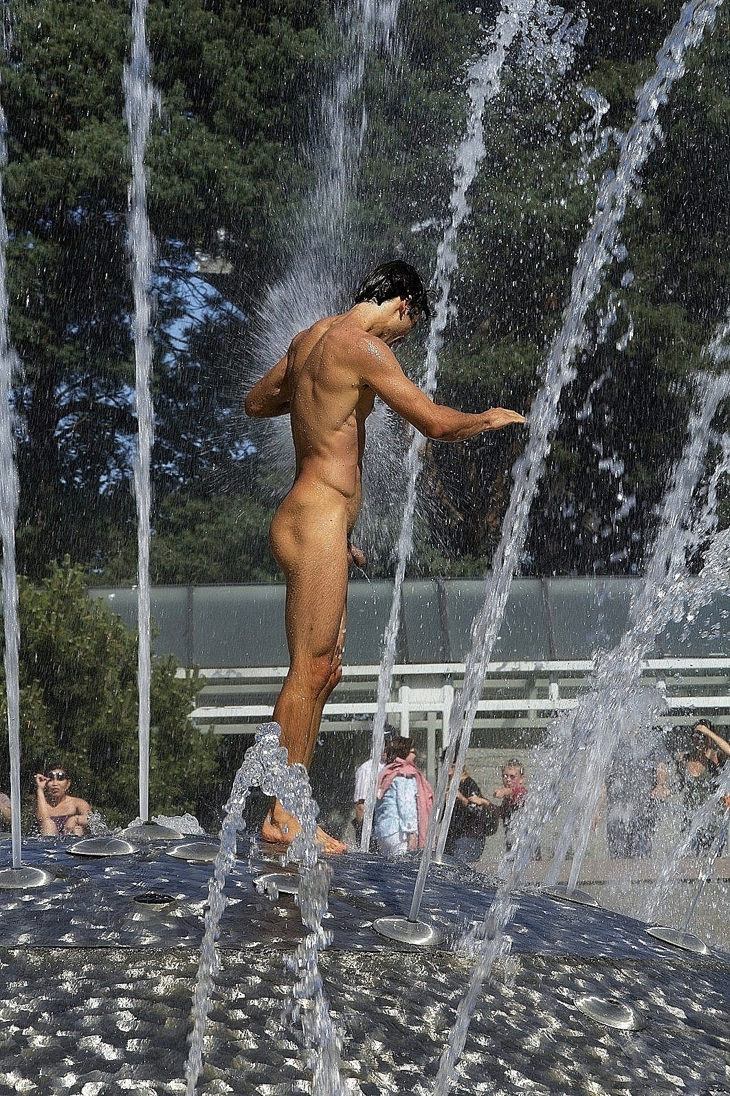 Купание в фонтане голышом