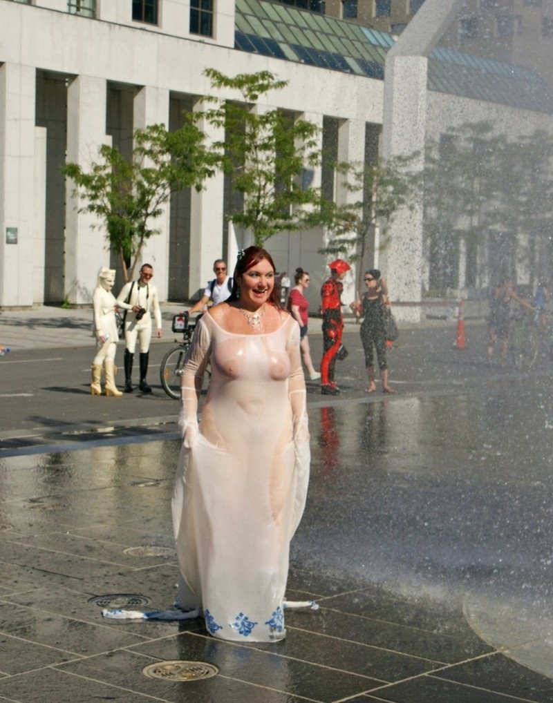 Купание в фонтане голышом