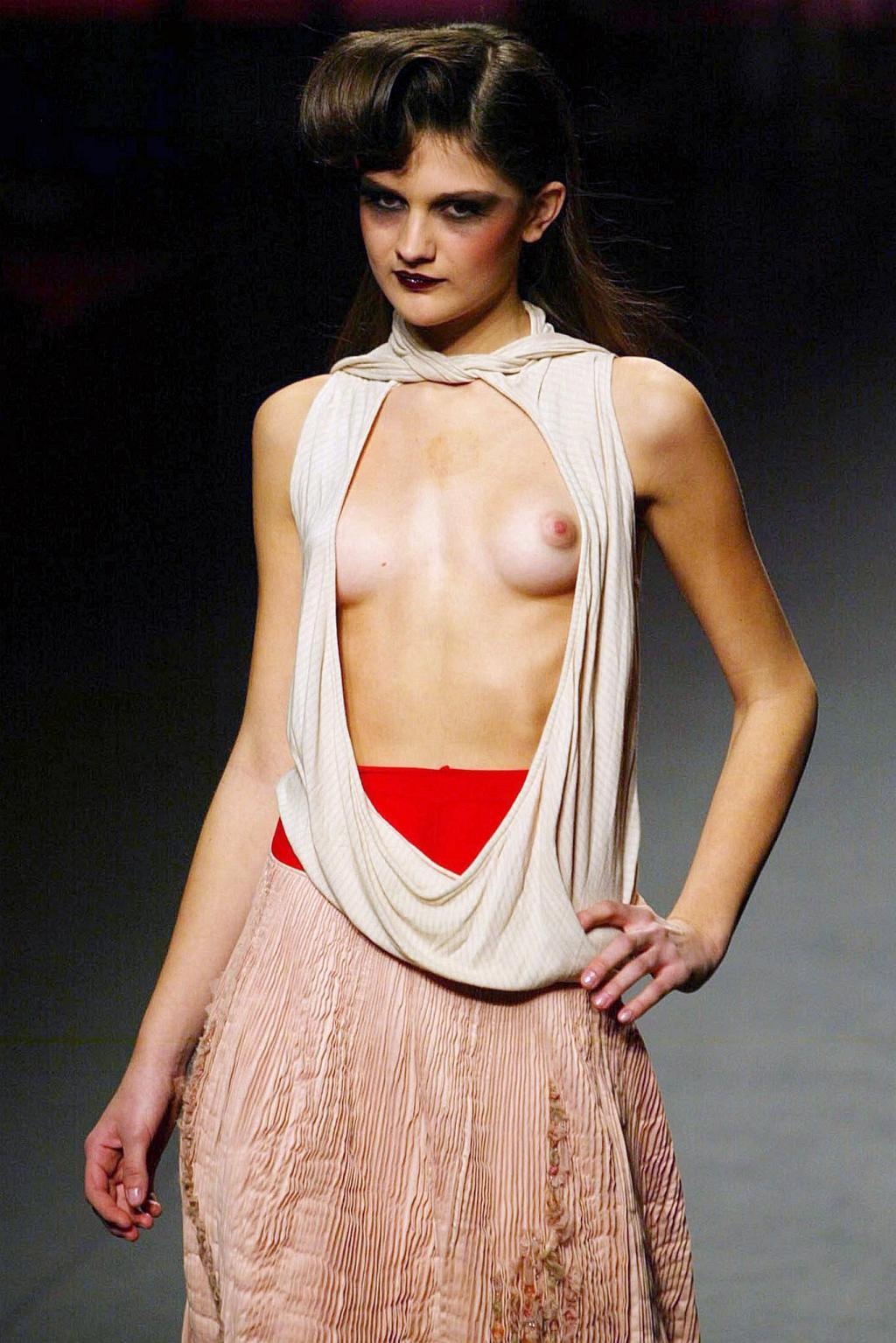 Голые фотомодели на подиуме