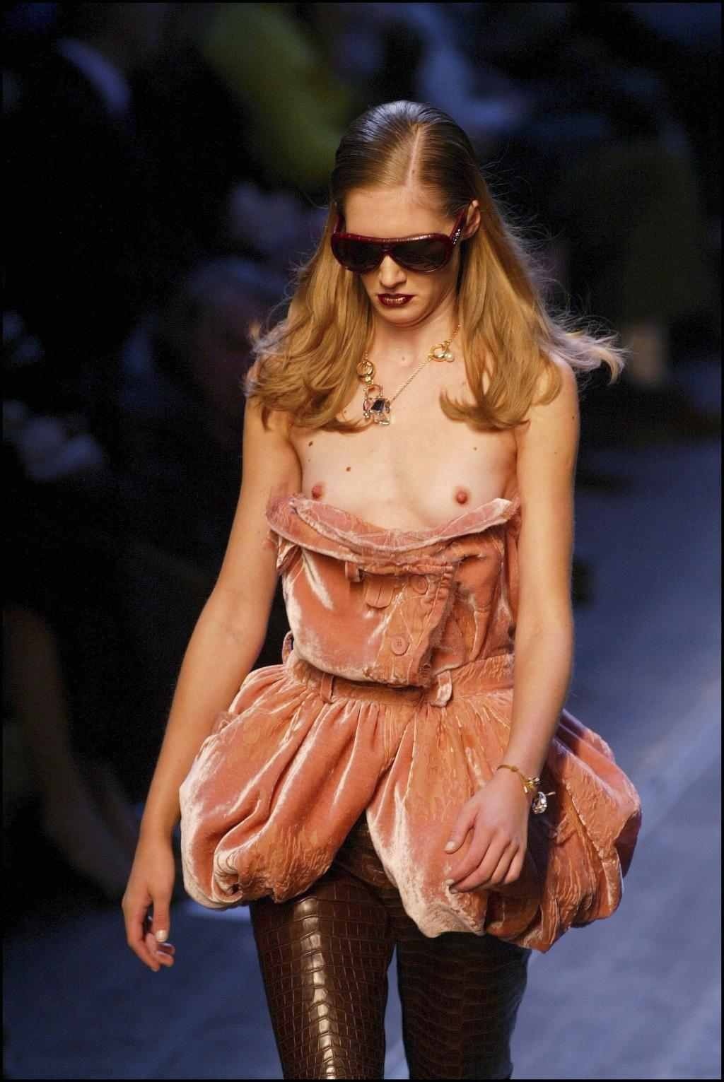 Голые фотомодели на подиуме