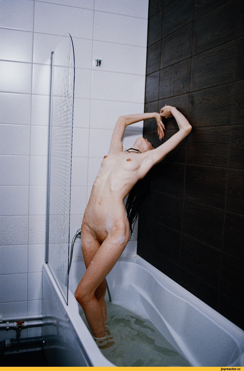 Красивые голые женщины в театре