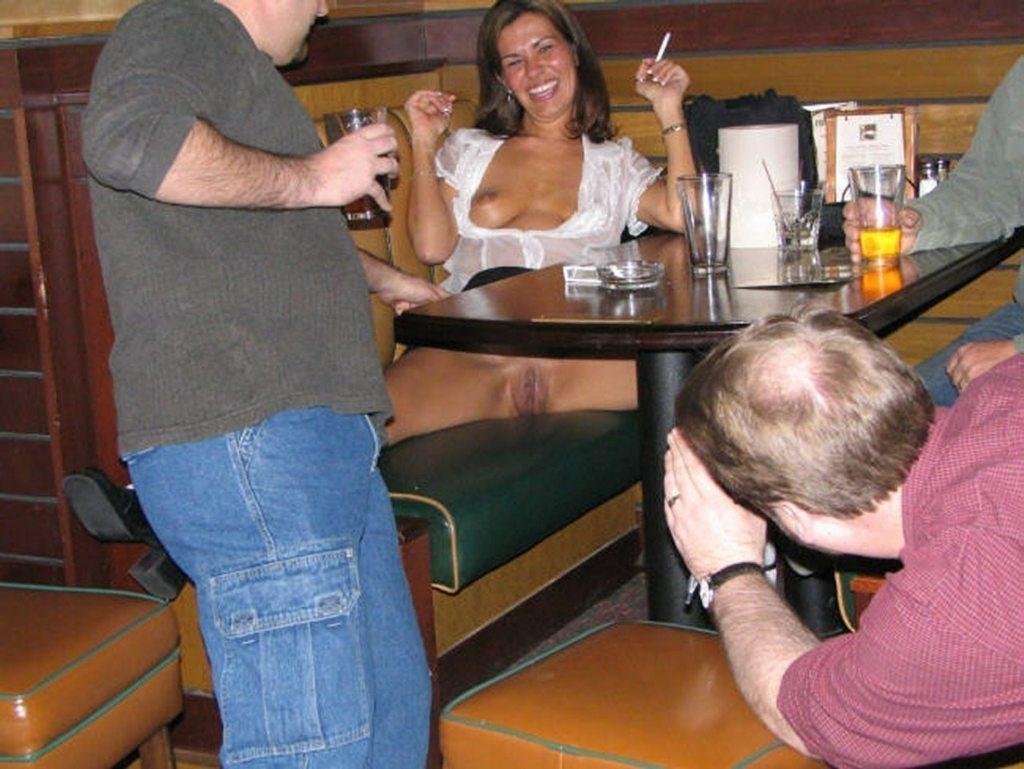 Взрослые женщины в юбке без трусов