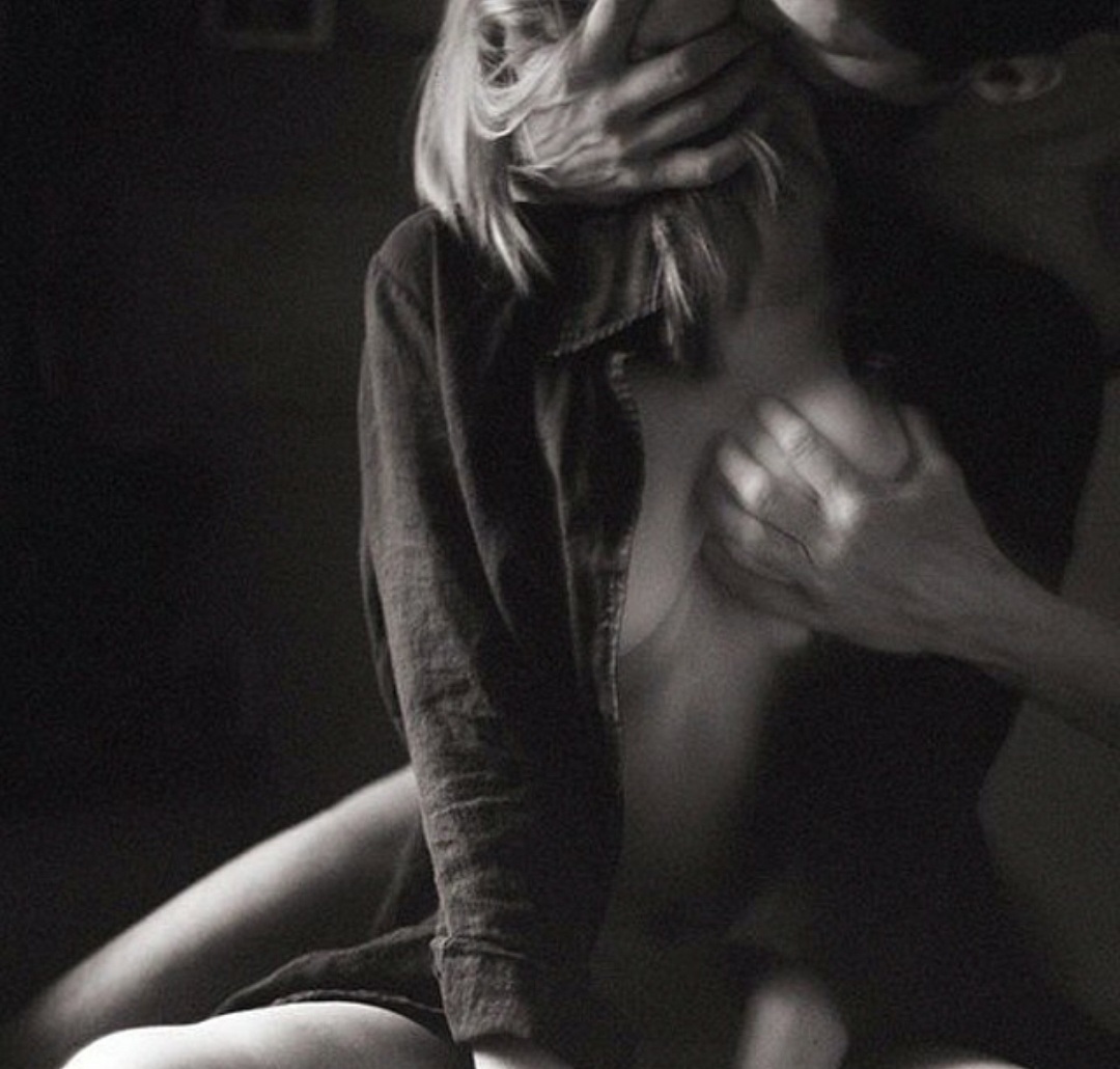 Черно-белая эротика, за волосы