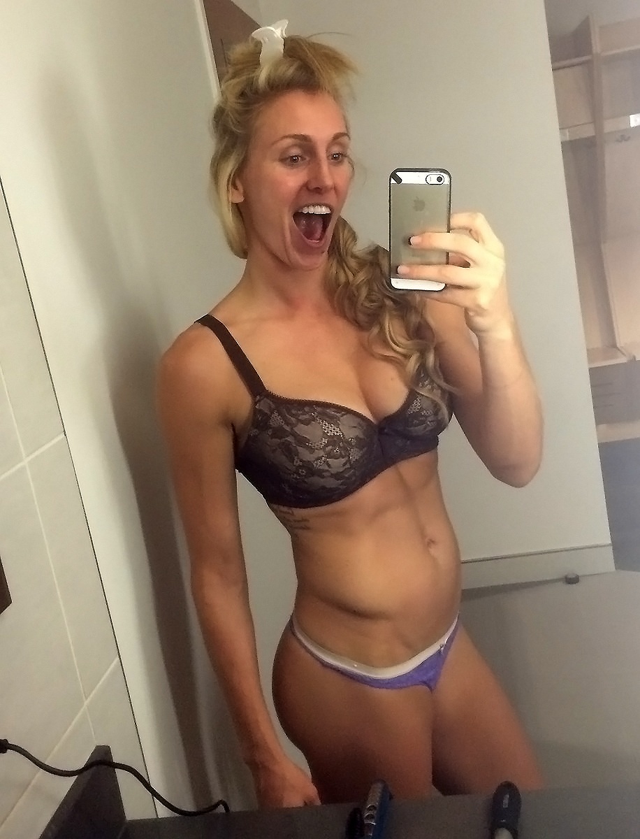 Charlotte Flair голая гимнастка