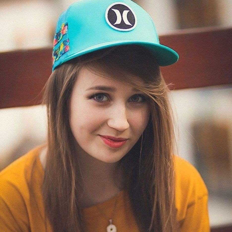 Клава Кока волосы