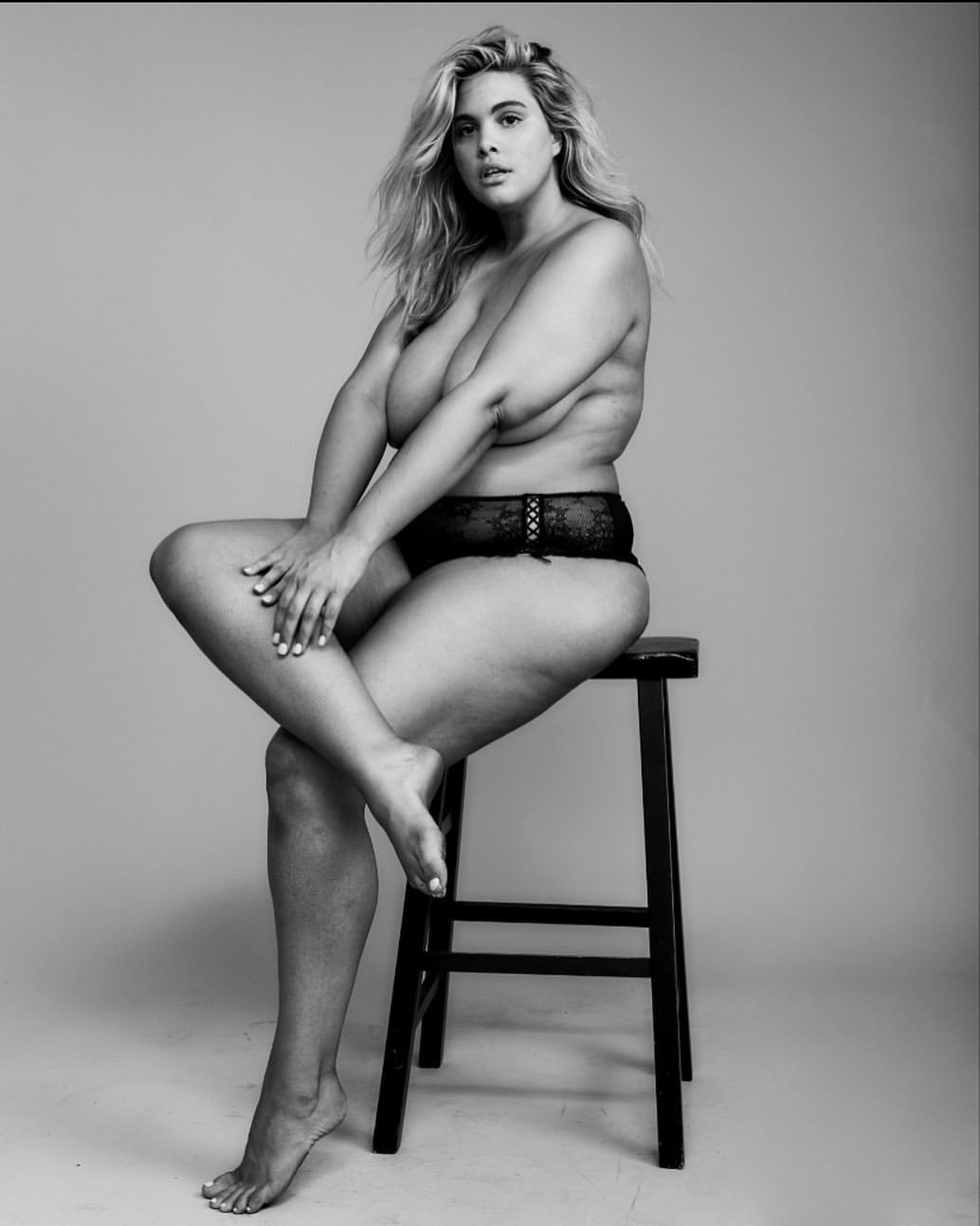 Мишель Мендес плюс сайз ню