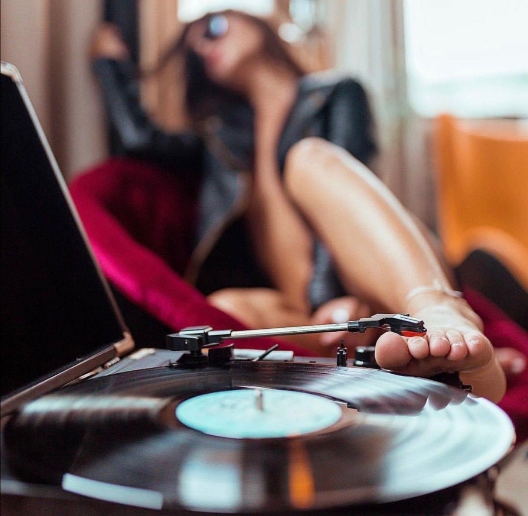 Девушка с пластинкой