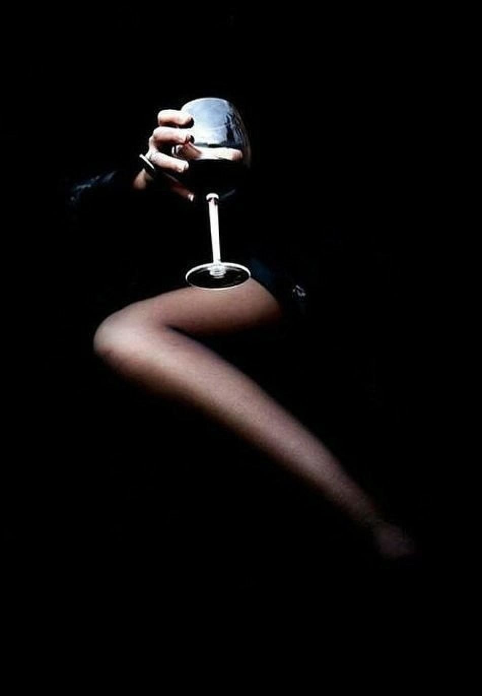 Девушка с бокалом вина