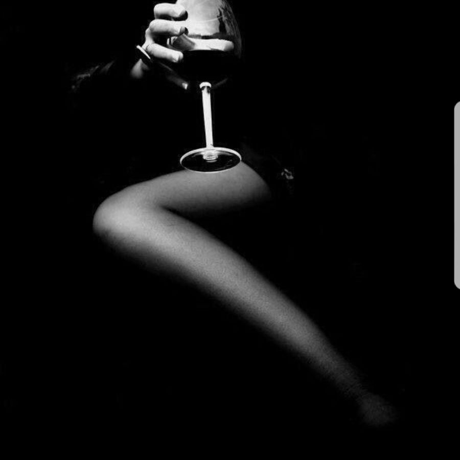 Девушка с бокалом в темноте