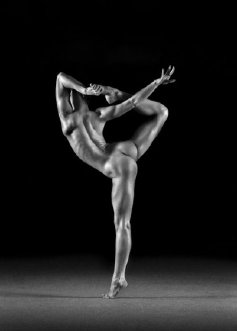 Голая балерина на шесте