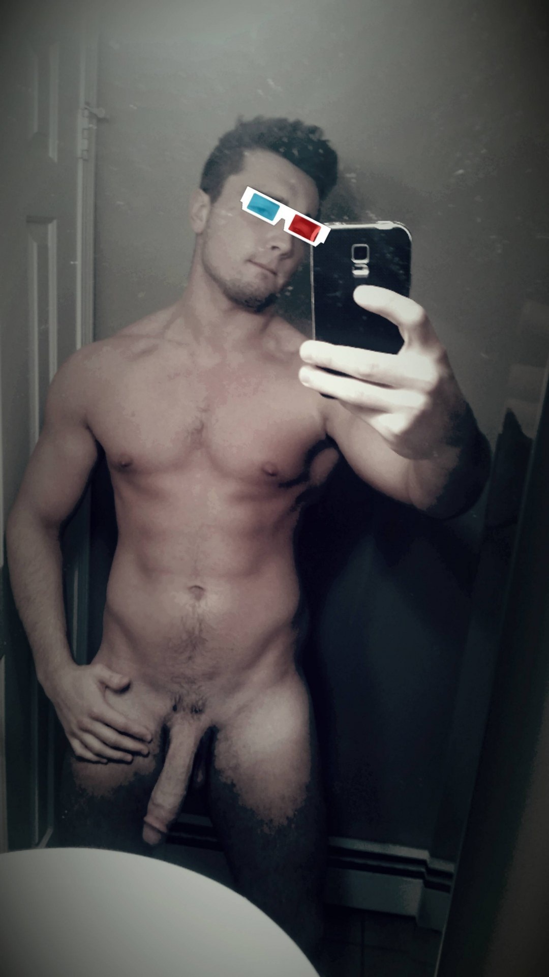 Голый парень с бородкой