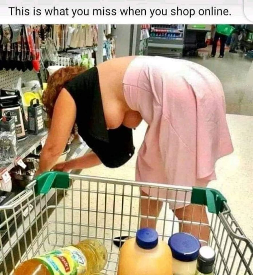 Женщина наклонилась в магазине