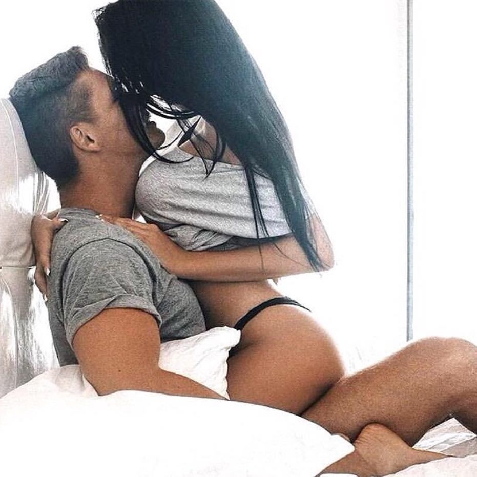 Девушка сидит на парне