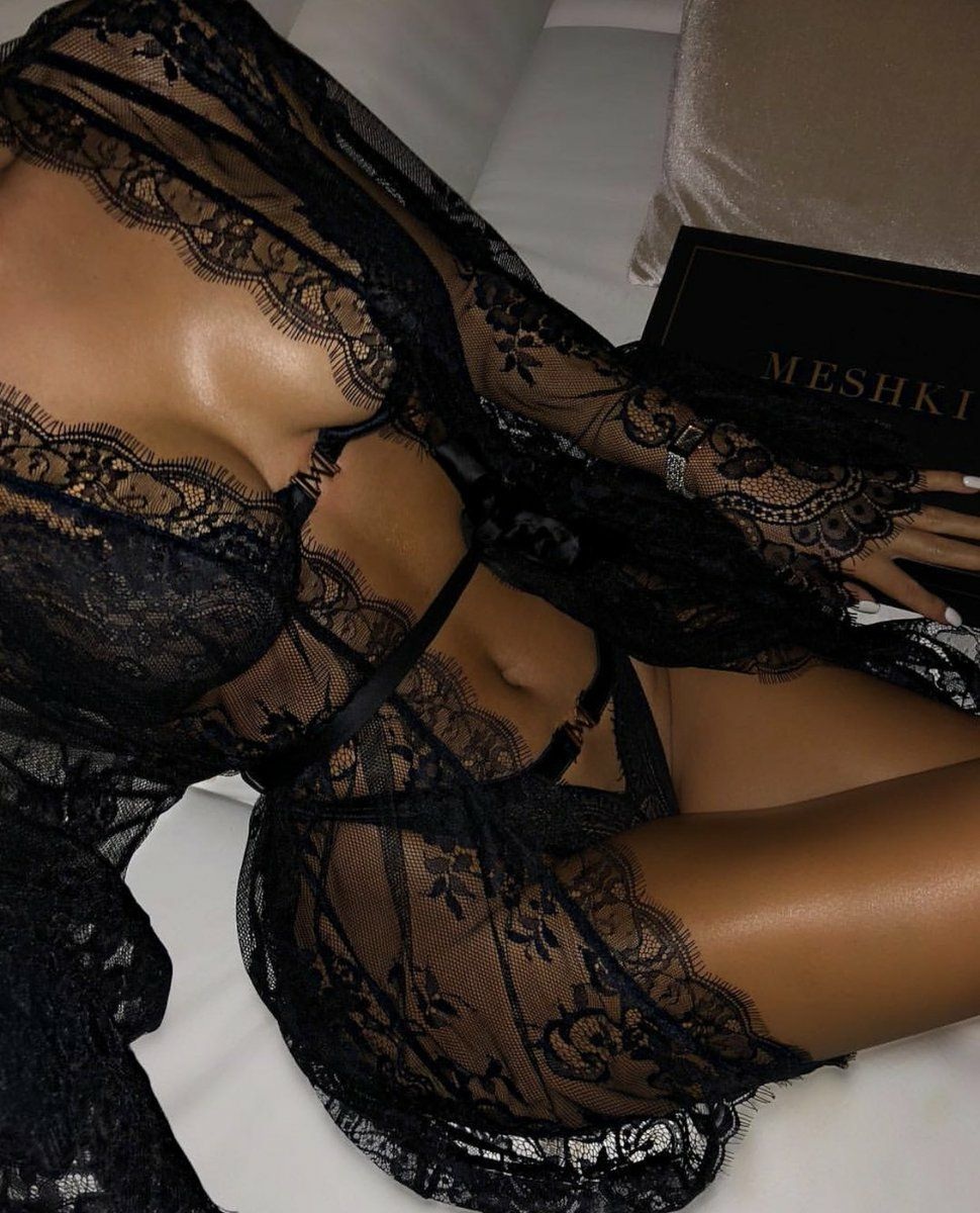 Красивые девушки в кружевном белье