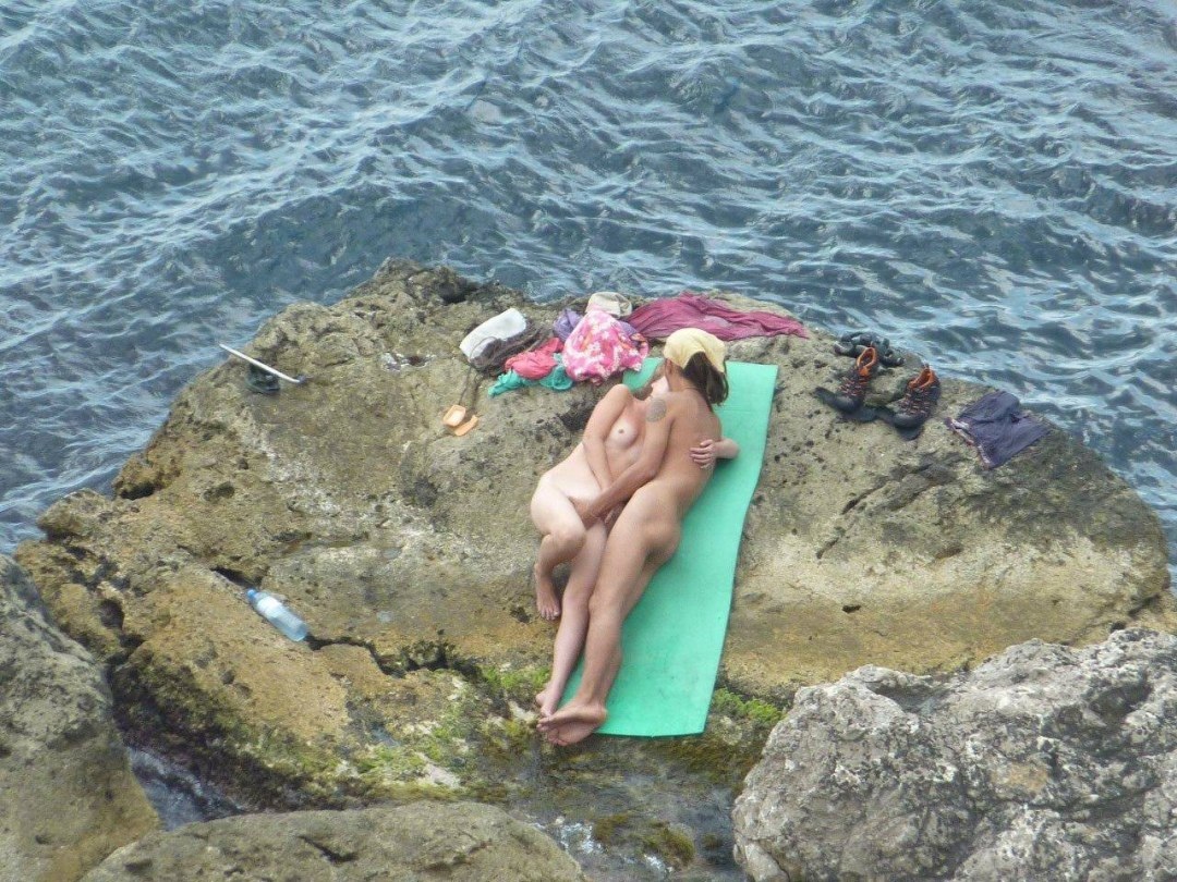 Нудистки на пляже в Геленджике