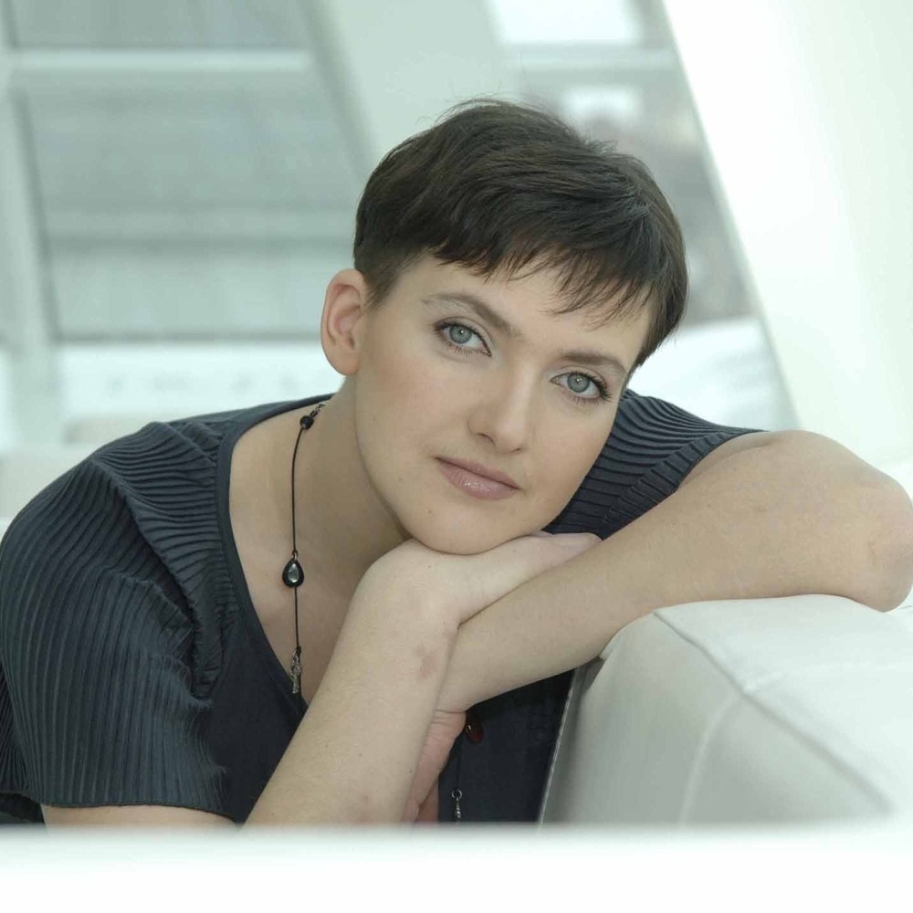 Надежда Савченко доит корову