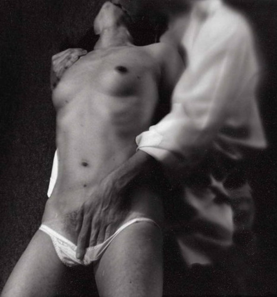 Мужская рука в женских трусиках