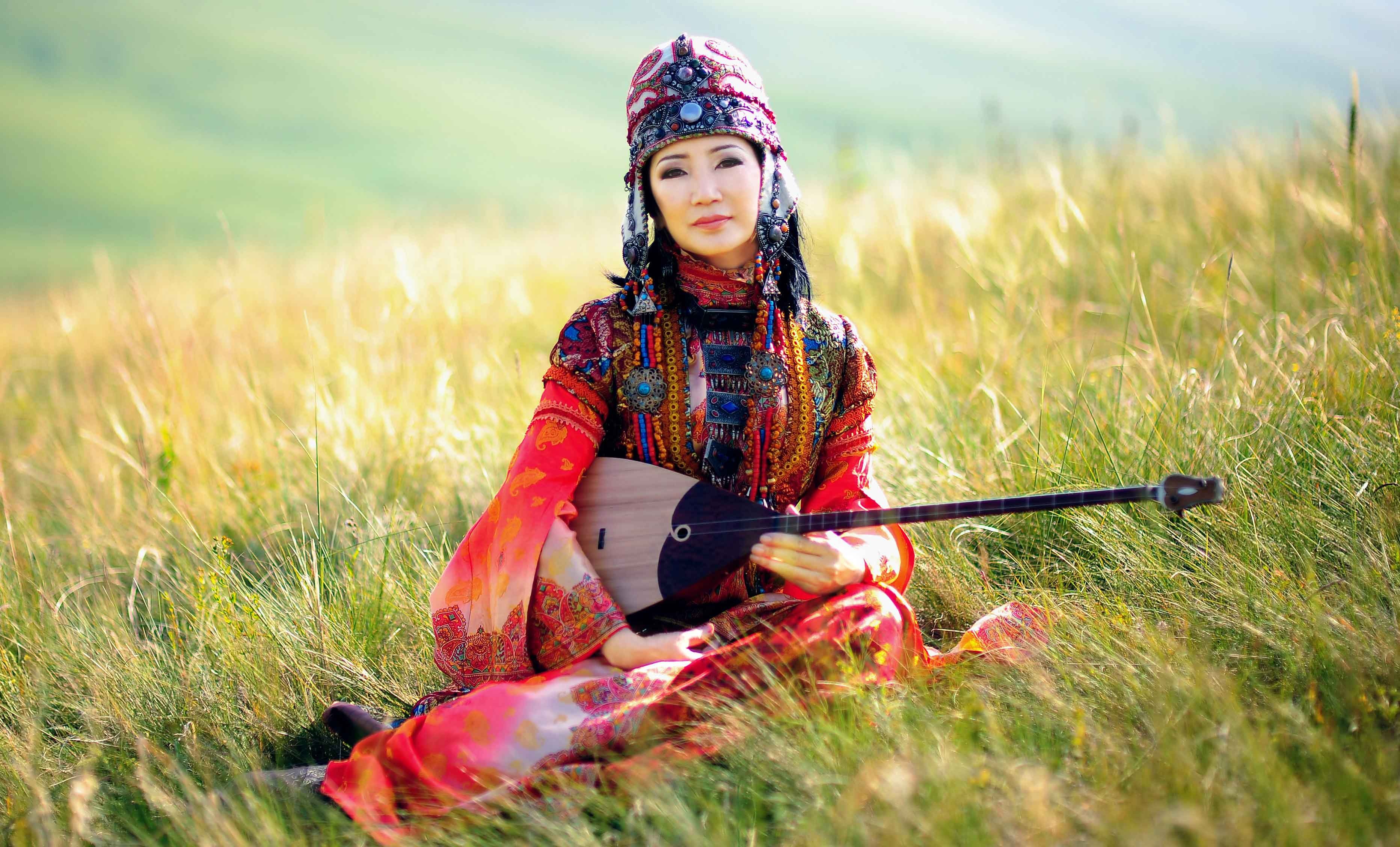 Музыка на телефон казахские. Казашка с домброй. Казахская степь акын. Казахский Национальная домбра.