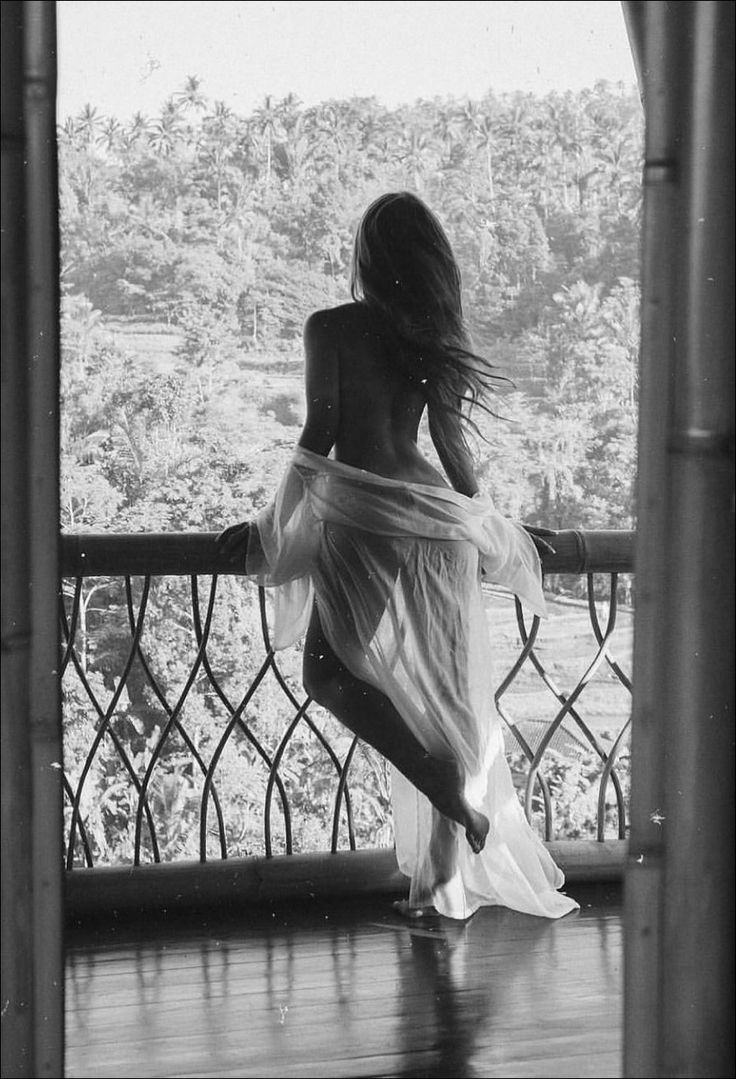 Блондинка в белом платье