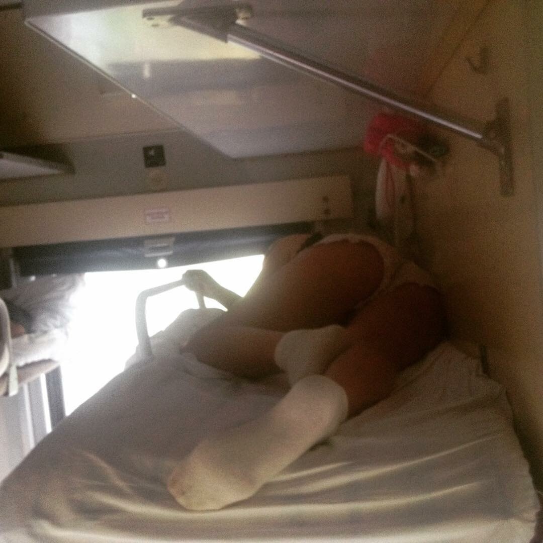 Спящий парень в поезде