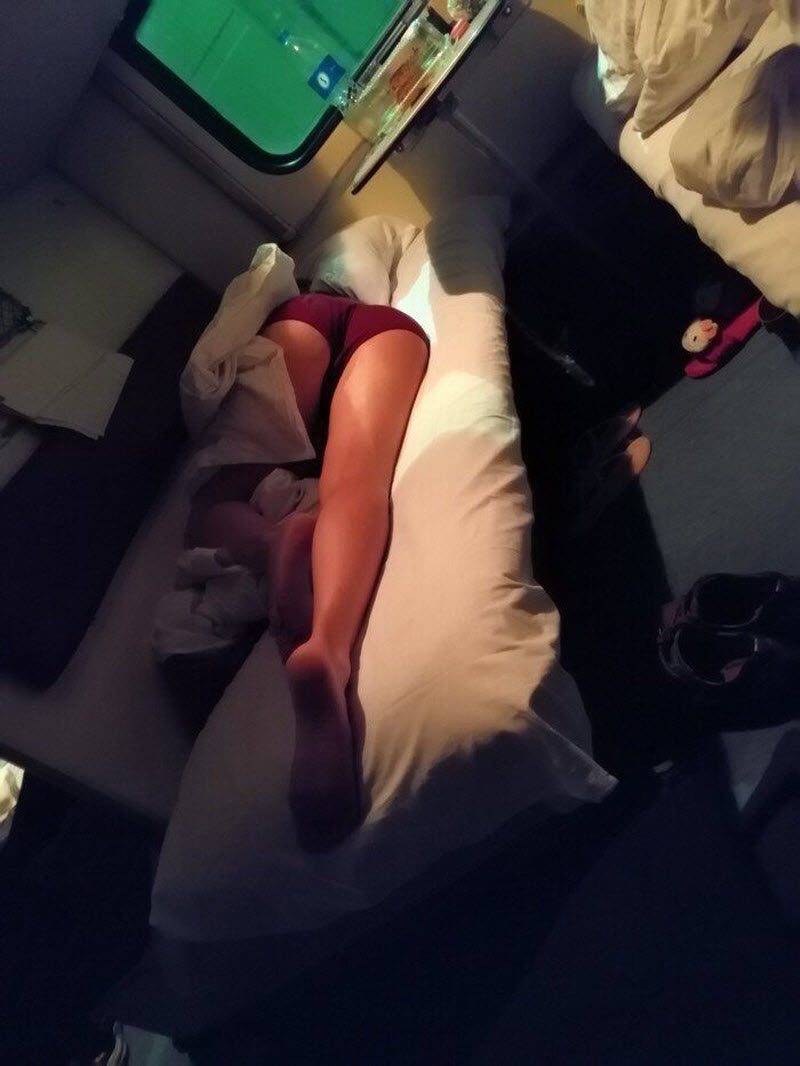 Спящие в поездах женщины