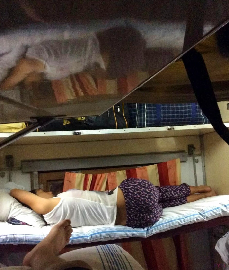 Девушки в плацкарте