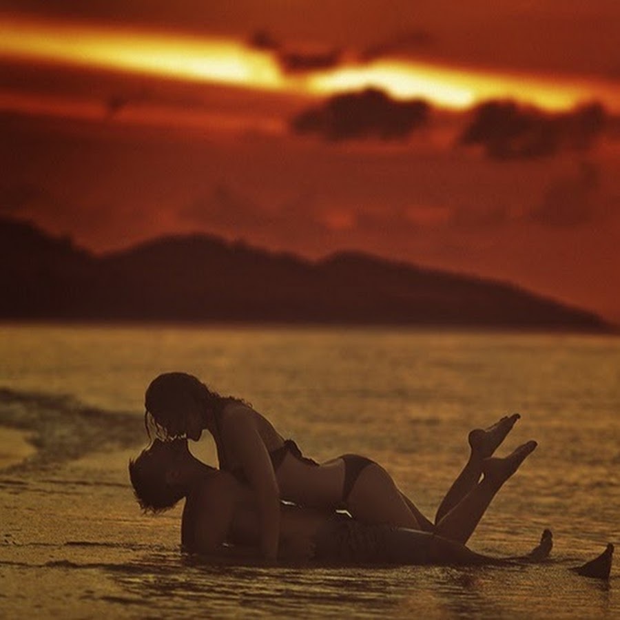 Девушка ню в лучах солнца