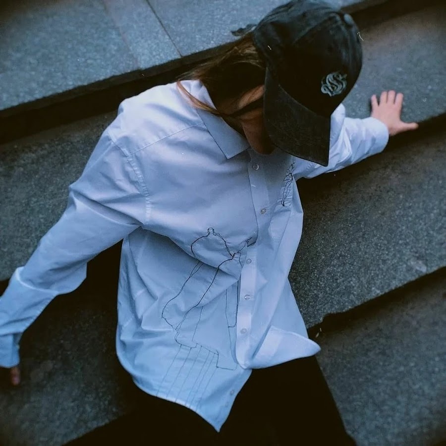 Телки на темном фоне