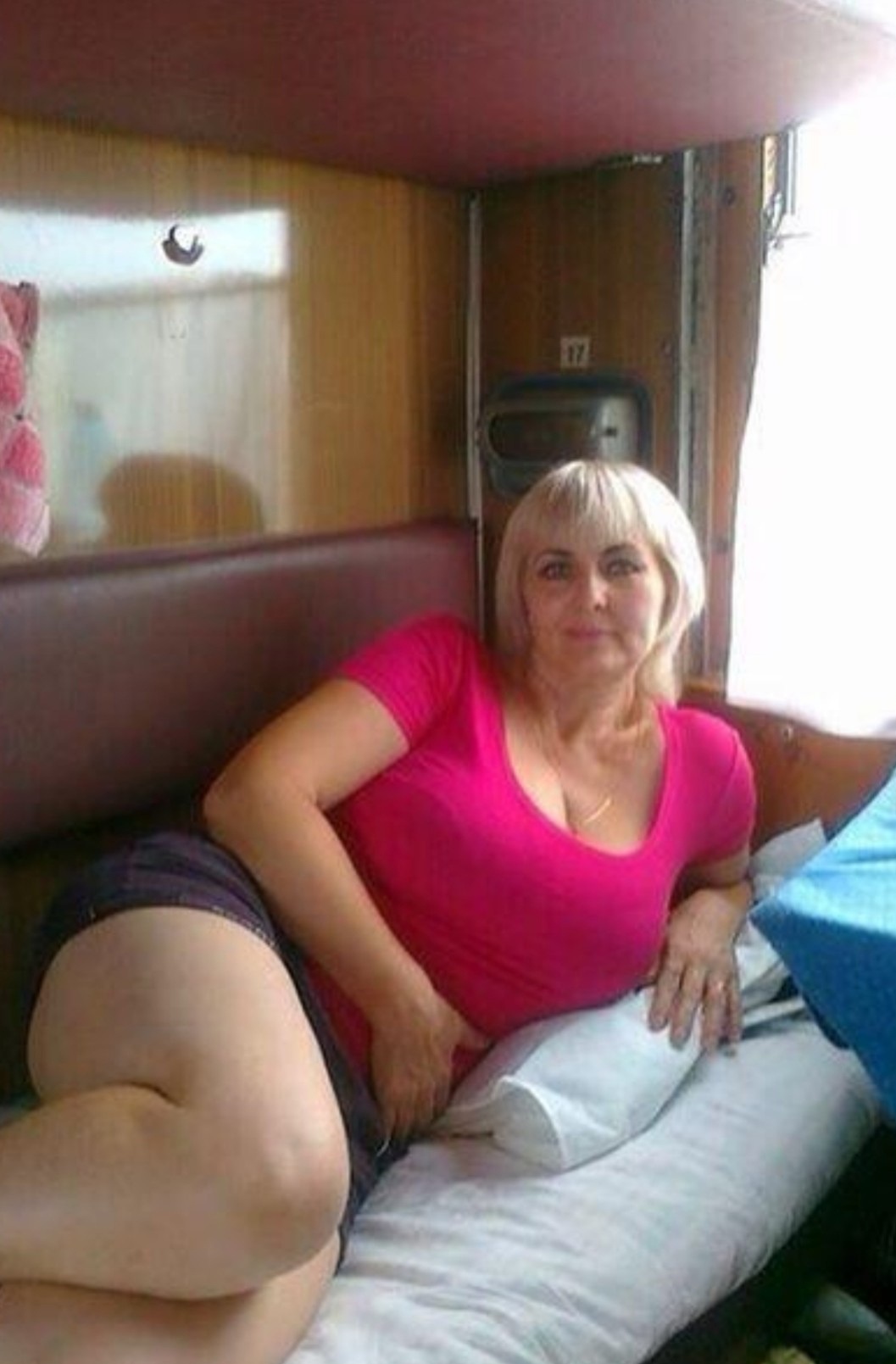 Пожилая женщина в поезде