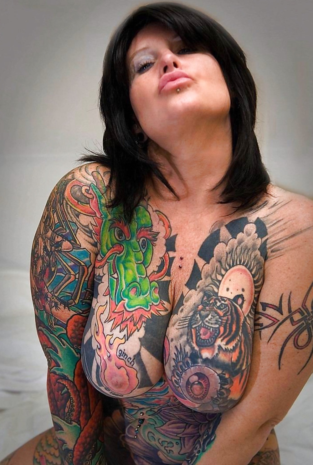 Огромные сиськи с татуировками