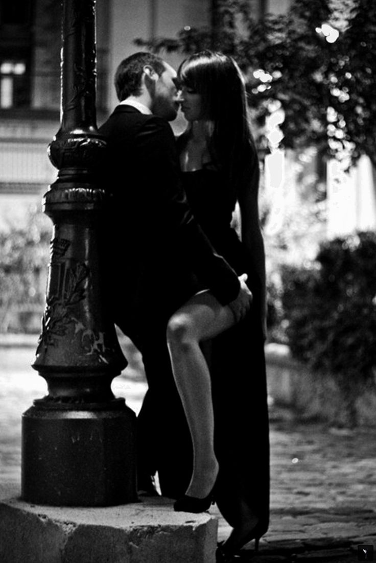 Парень прижимает девушку кстолц