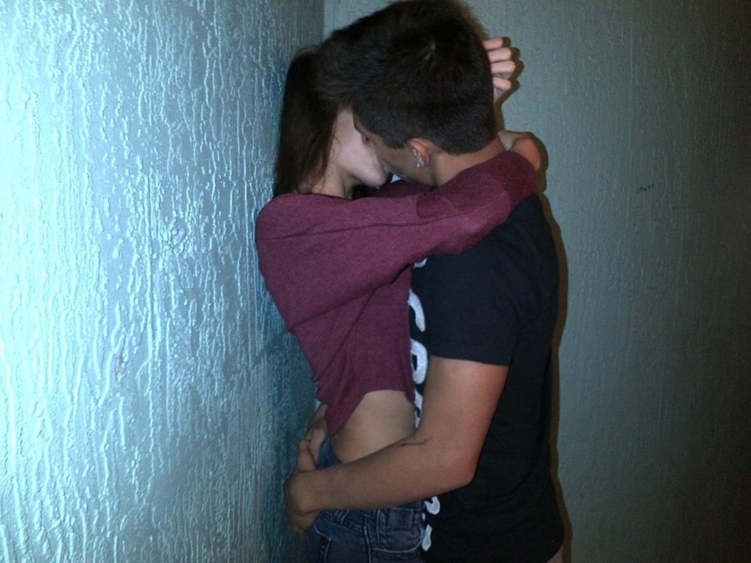 Парень с парнем в подъезде