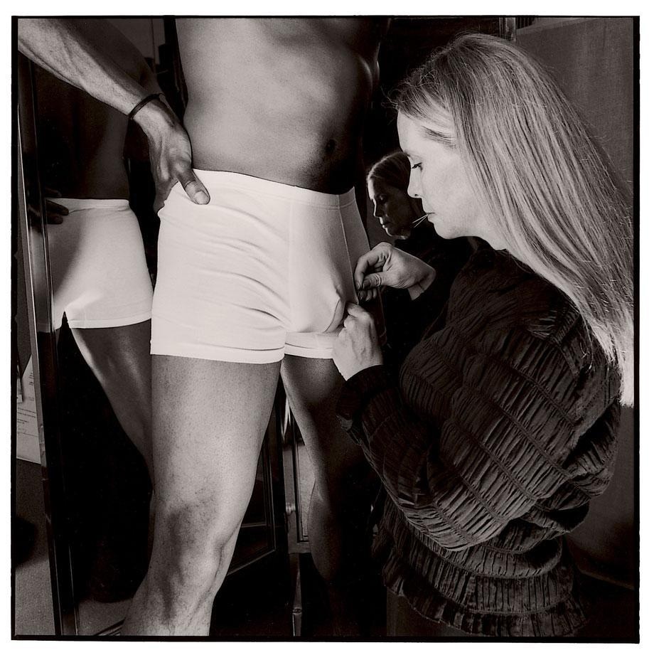 Мужчина трогает женщину