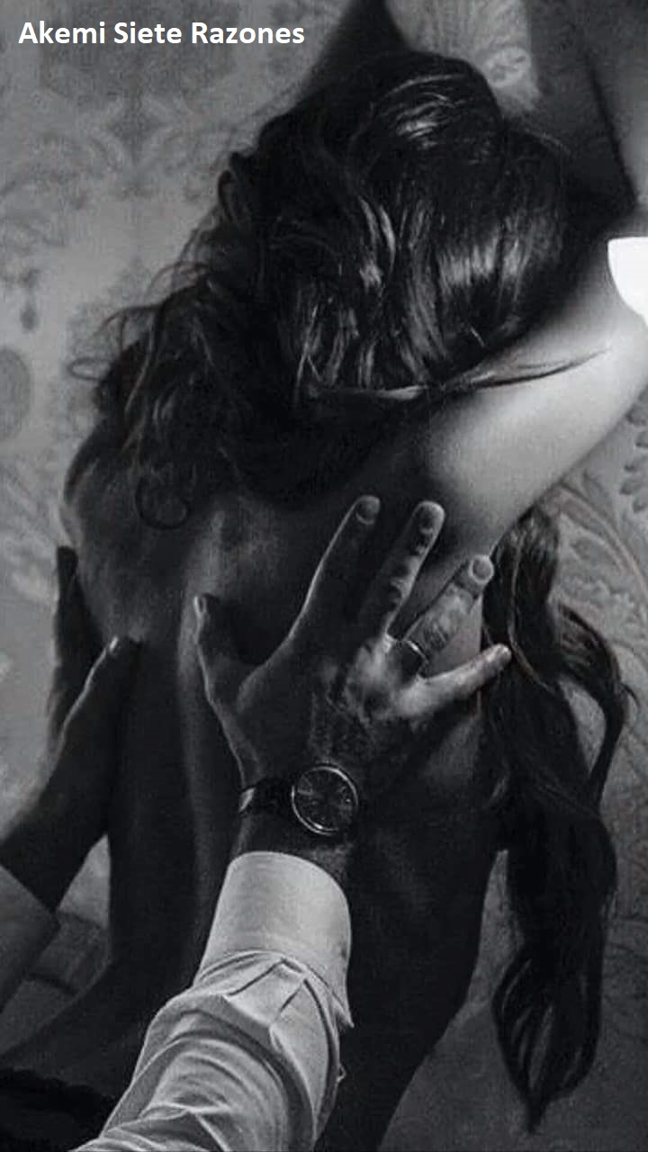 За волосы девушку