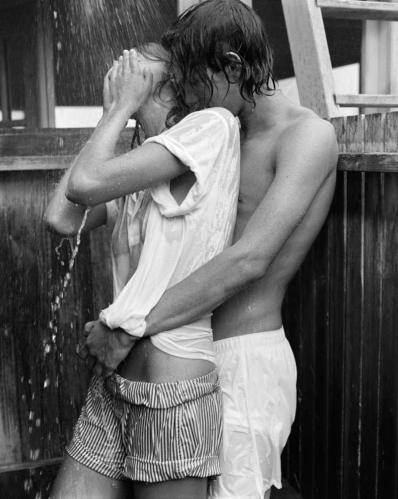 Обнимает девушку сзади