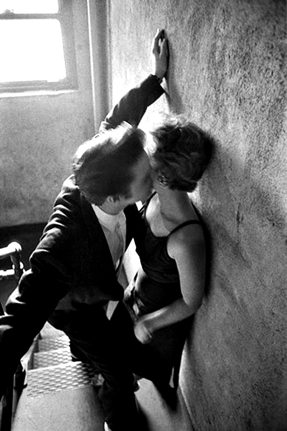 Поцелуй возле стены