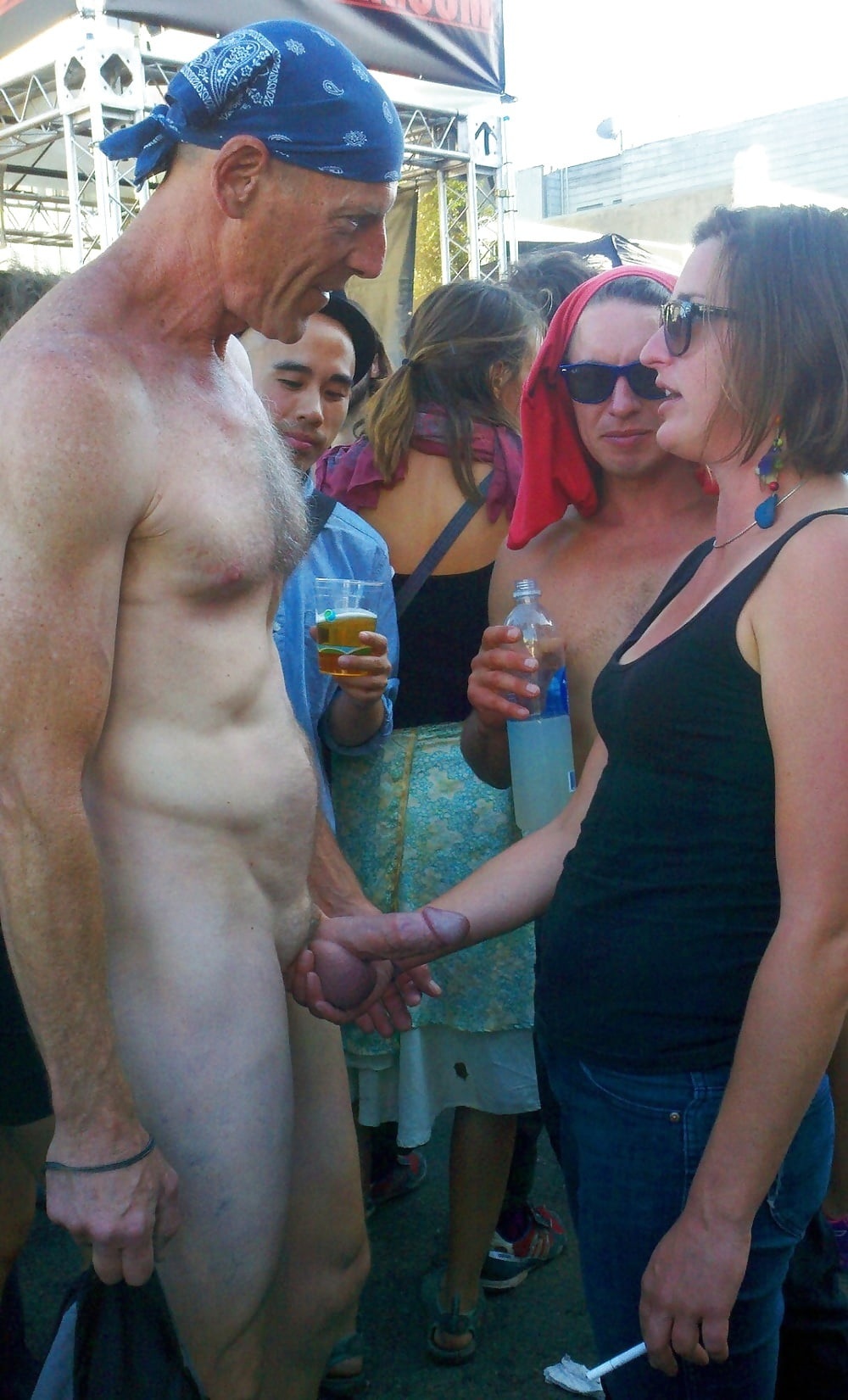 Голые мужчины одетые женщины