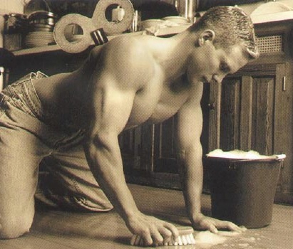 Убирается на кухне голышом