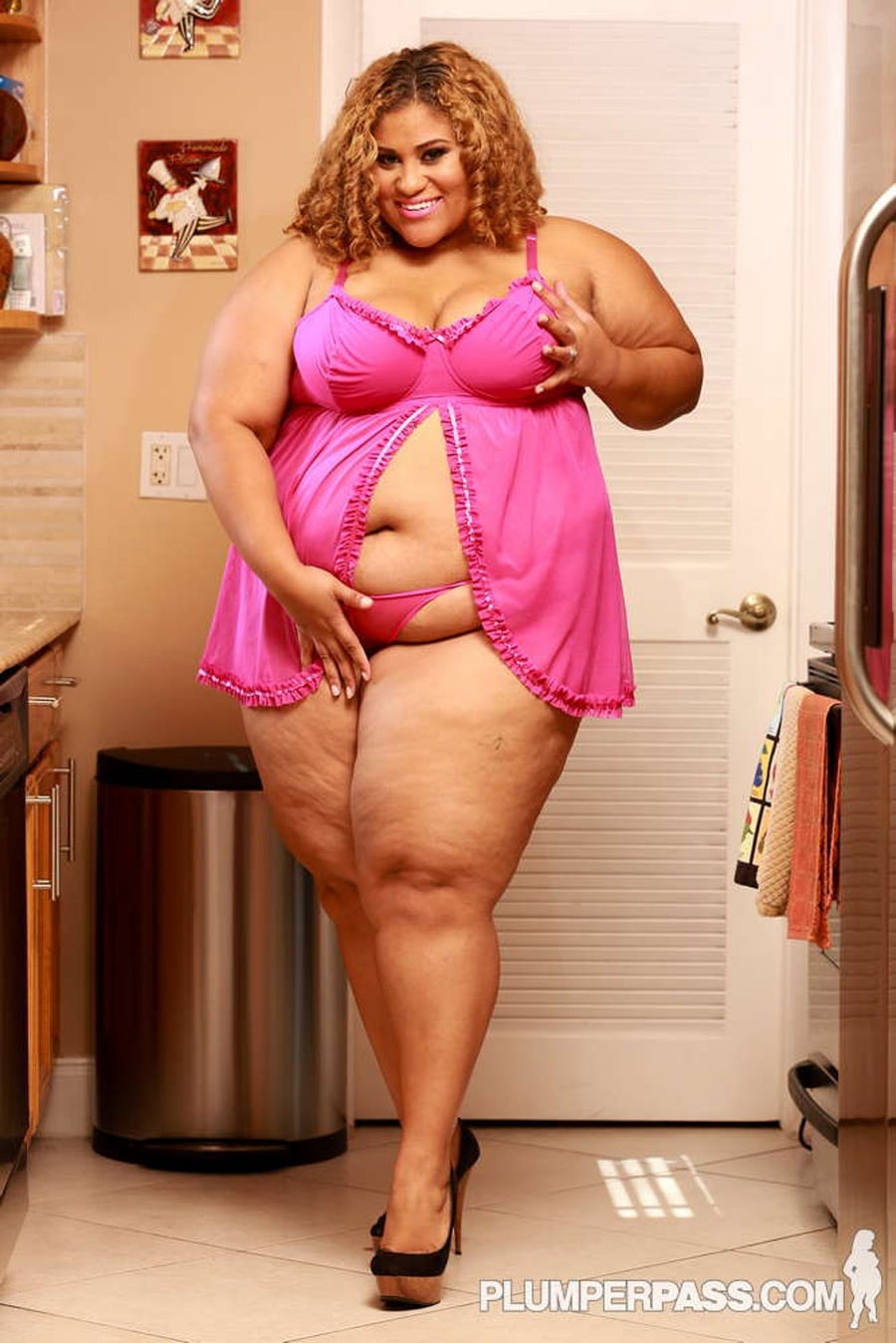 Толстые женщины позируют голыми перед зеркалом