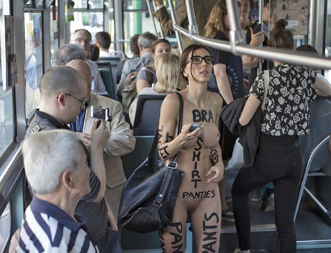 Без трусов в общественном транспорте