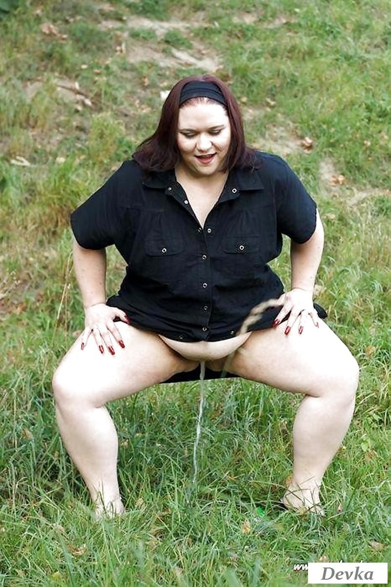 Голая Старая бабка ссыт