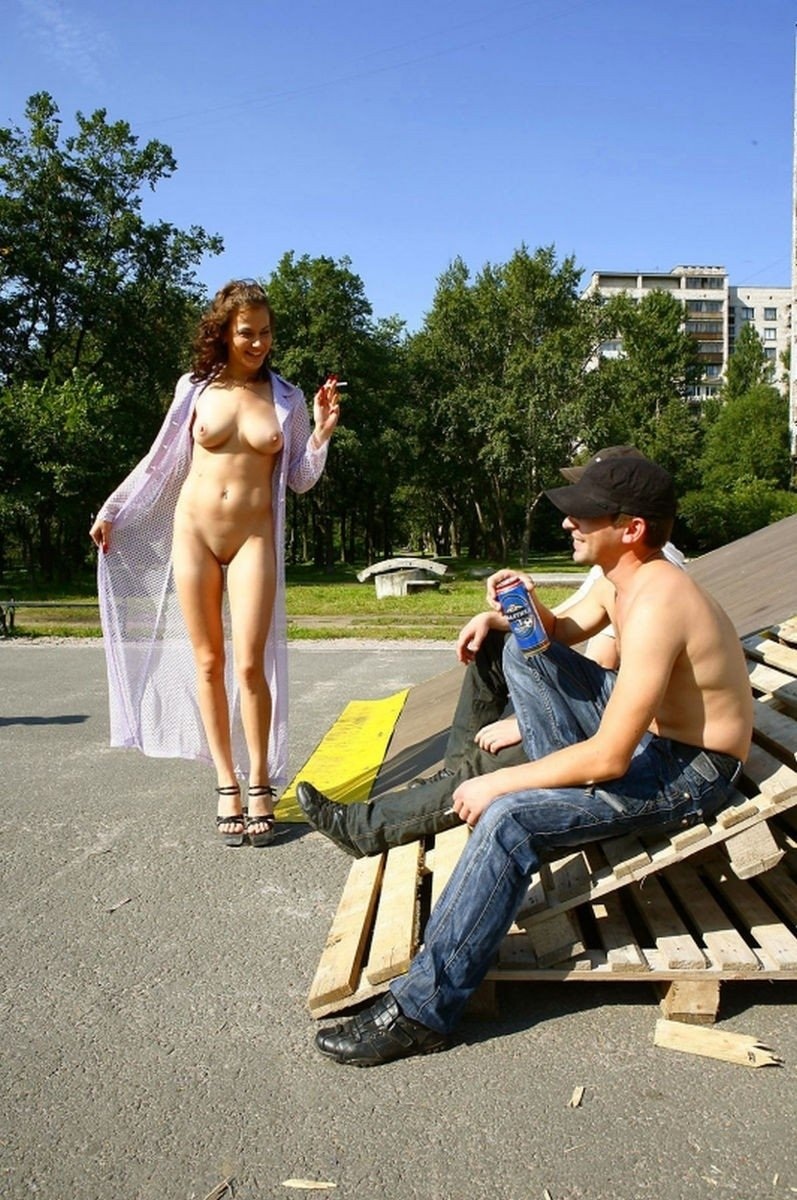Девушка раздевается на публике