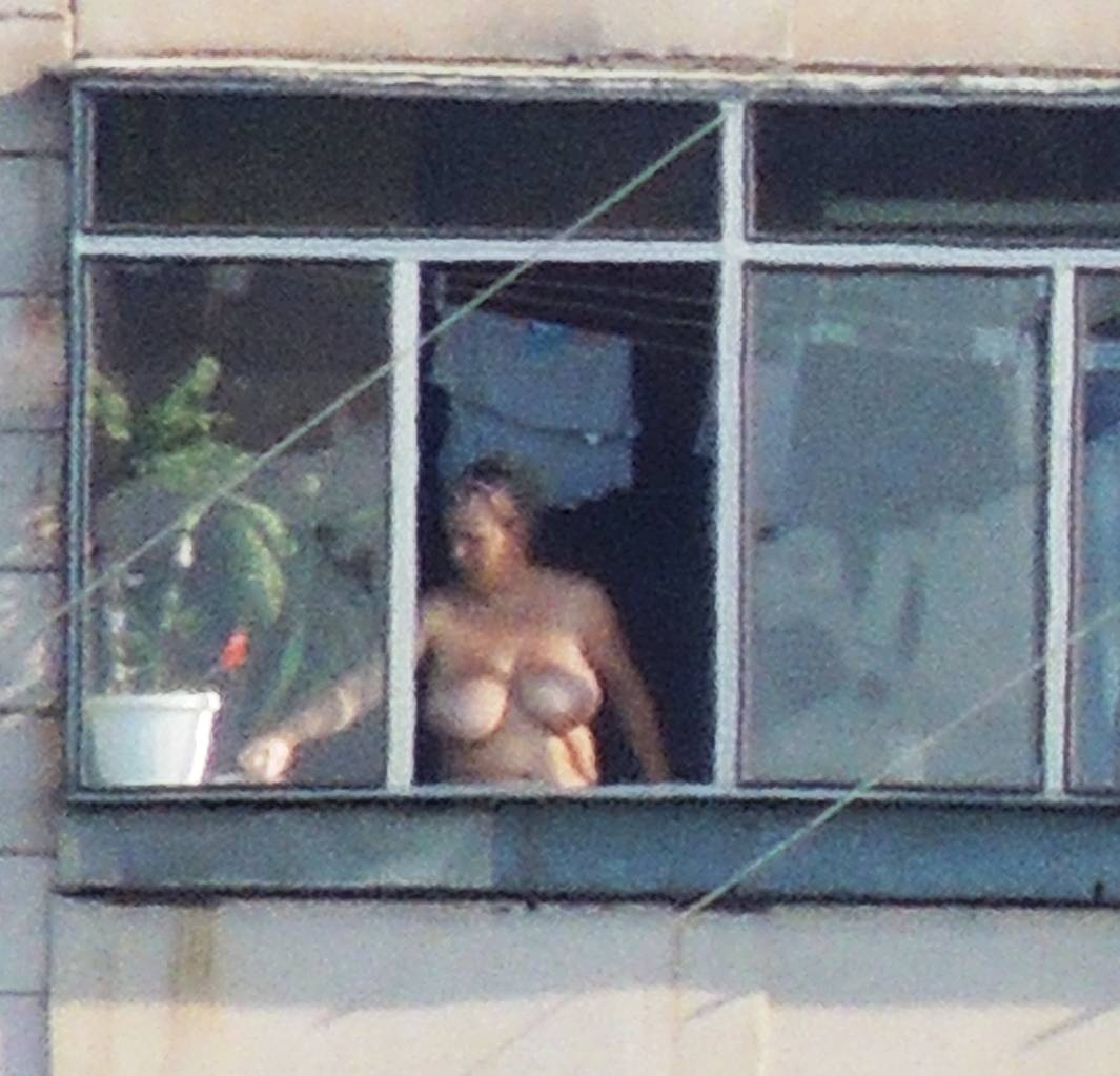 Подсмотренное за женщинами в окна дома напротив
