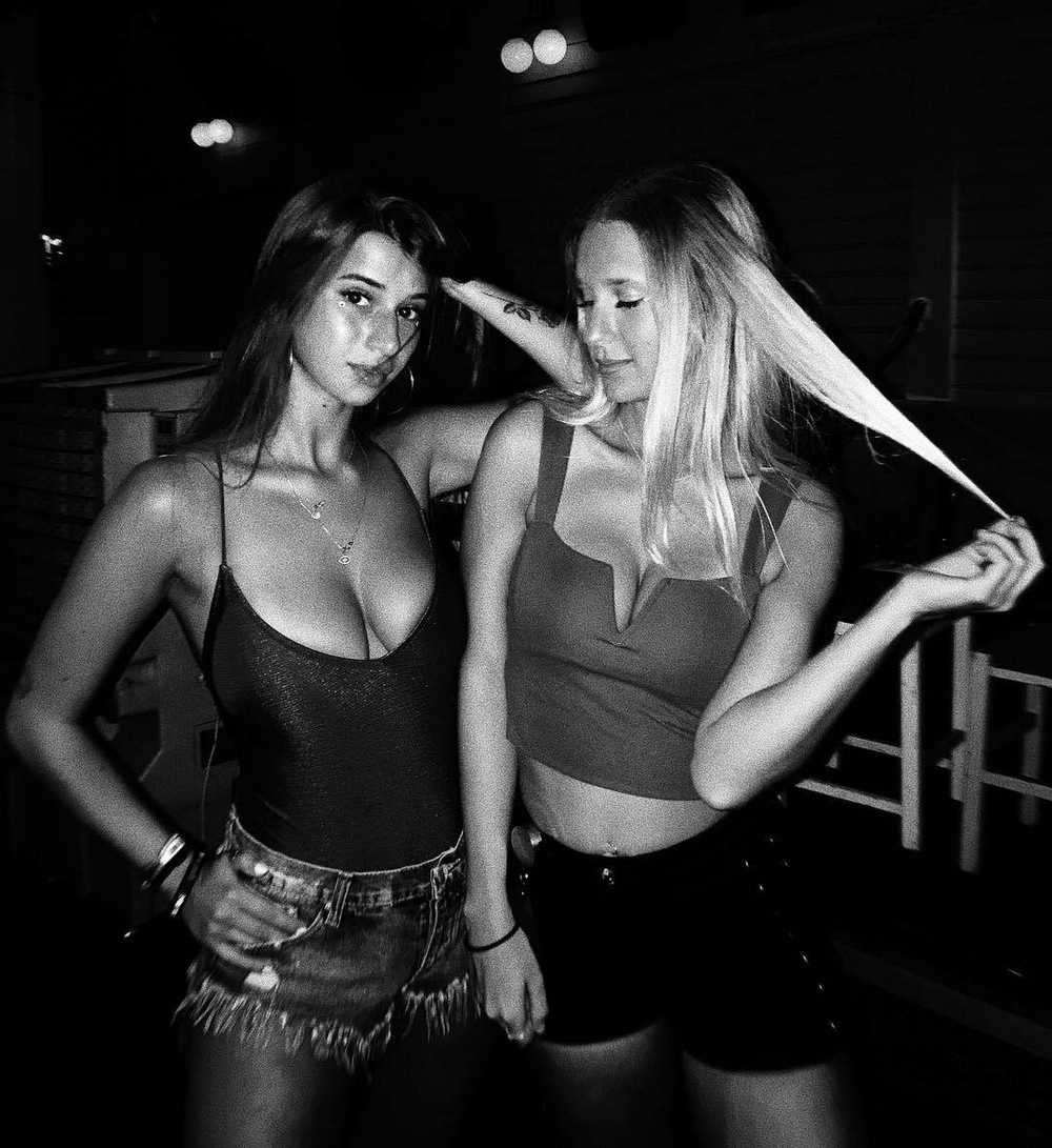 Девочки развлекаются