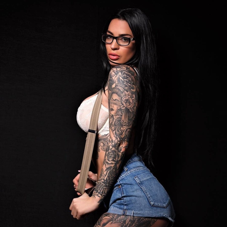 Девушка с тату и страпоном